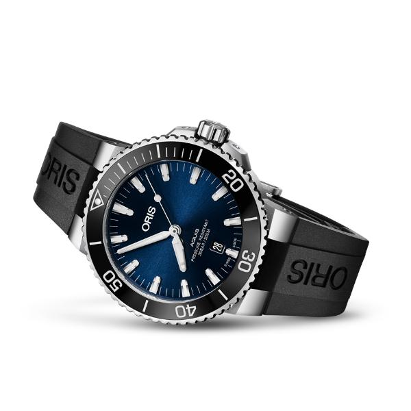 Oris Aquis Datum Zwarte Band Herenhorloge 43,5mm met zwarte wijzerplaat en rubberen band, ideaal voor duiken en dagelijks gebruik.