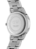 Achterkant van de Daniel Wellington Iconic Link Capri 32mm dames horloge met roestvrijstalen band en gegraveerd DW-logo. Luxe afwerking voor dagelijks gebruik.