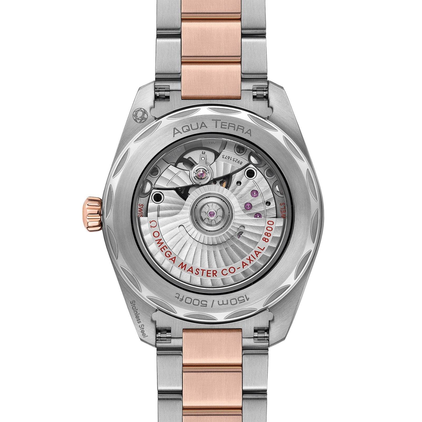 Achterkant van de Omega Seamaster Aqua Terra Co-Axial Master Chronometer 38mm dameshorloge met zichtbare Zwitserse uurwerkmechaniek en roségouden accenten.