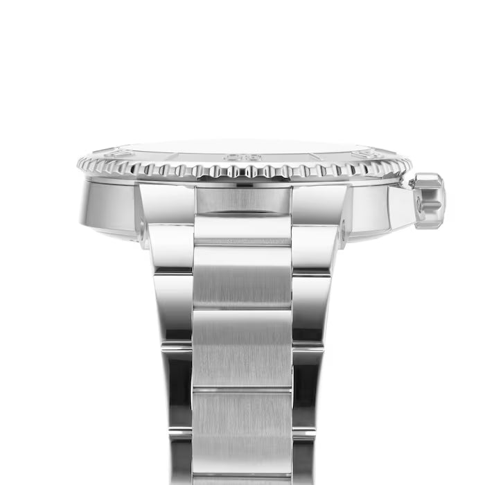Zijaanzicht van de Oris Aquis X Bracenet Herenhorloge 43.5mm met roestvrijstalen schakelband, toont de robuuste kast en kroon. Luxe Swiss Made horloge voor heren.
