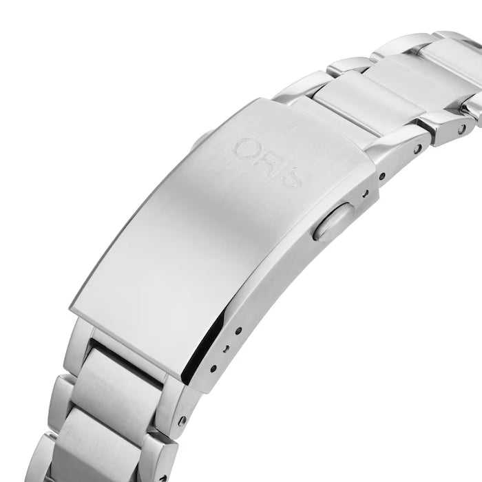 Detail van de roestvrijstalen sluiting van het Oris Aquis X Bracenet Herenhorloge 43.5mm, met gegraveerd Oris-logo. Luxe afwerking voor heren.