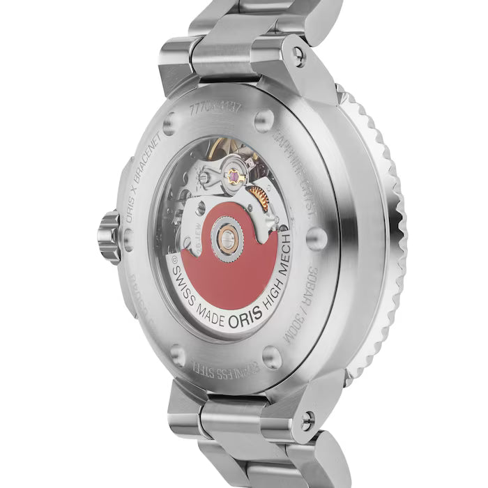 Achterkant van de Oris Artelier Bracenet Dameshorloge 36,5mm met zichtbare Zwitserse mechanische uurwerk en roestvrijstalen band.