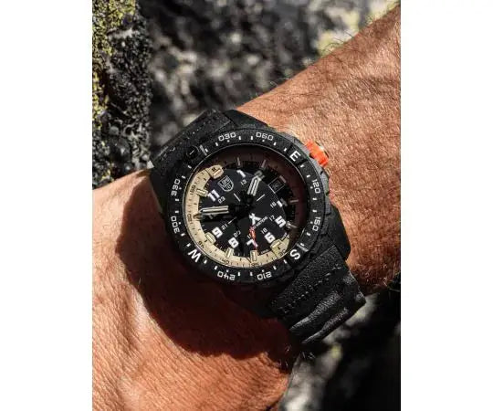 Luminox XB.3731 Bear Grylls Mountain Herenhorloge 43mm met zwarte wijzerplaat, kompasring en robuuste band, gedragen op een pols.