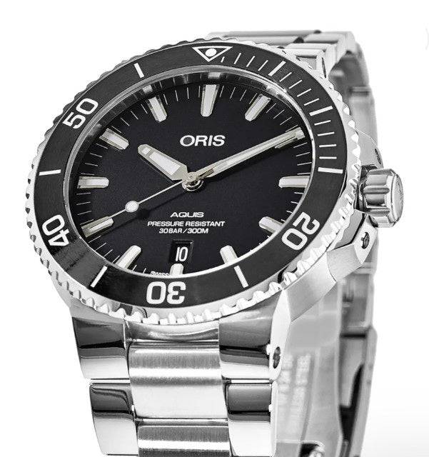 Oris Aquis Date horloge 39,5mm met zwarte wijzerplaat en roestvrijstalen band. Uniseks Swiss Made dames horloge, waterdicht tot 300 meter.