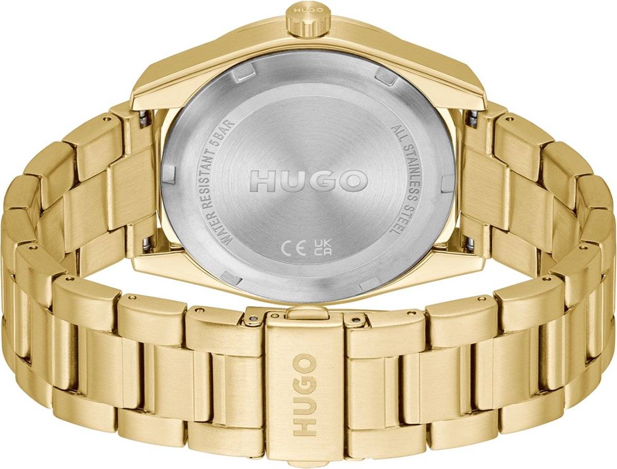 Achterkant van de Hugo Boss Orange Bright HU1530354 Herenhorloge 42mm met goudkleurige roestvrijstalen schakelband en gegraveerd HUGO-logo. Luxe herenhorloge in de categorie horloges.
