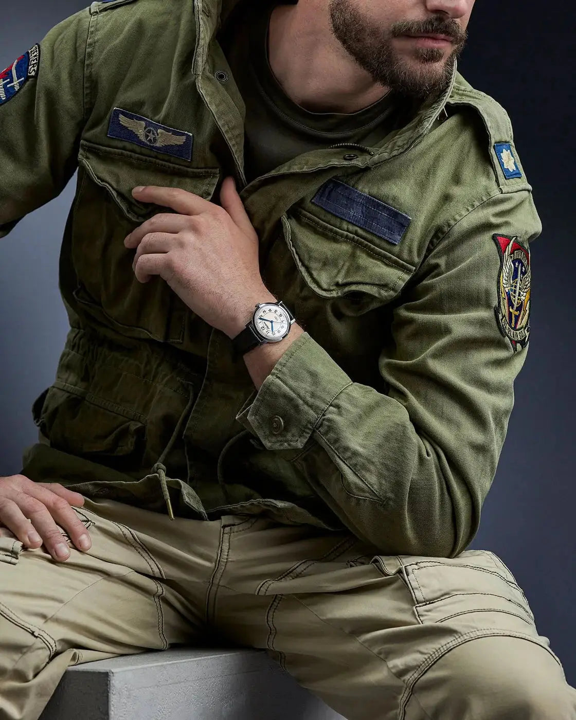 Alpina Heritage Automatic AL-520BG3SH6 - Alpina Automatic heren horloge | Swiss Made gedragen door man in militaire stijl outfit, close-up van pols