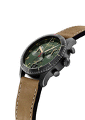 Alpina Startimer Pilot AL-372GR4FBS26 Chronograph herenhorloge 41mm met groene wijzerplaat, zwarte kast en bruine leren band. Swiss Made precisie en stijl.