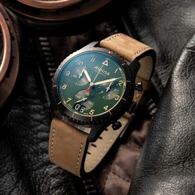 Alpina Startimer Pilot AL-372GR4FBS26 Chronograph Herenhorloge 41mm met groene wijzerplaat, zwarte kast en bruine leren band. Swiss Made precisie en stijl.