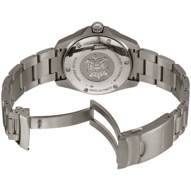 Certina DS Action Diver C0328074408100 unisex horloge 38mm met titanium kast en armband, Zwitsers duikhorloge met datumaanduiding en blauwe accenten.