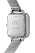 Achterzijde van de Daniel Wellington Quadro Studio DW00100521 31mm dameshorloge met roestvrijstalen kast en Japanse uurwerkgravure. Luxe vierkante horlogekast met metalen schakelband.