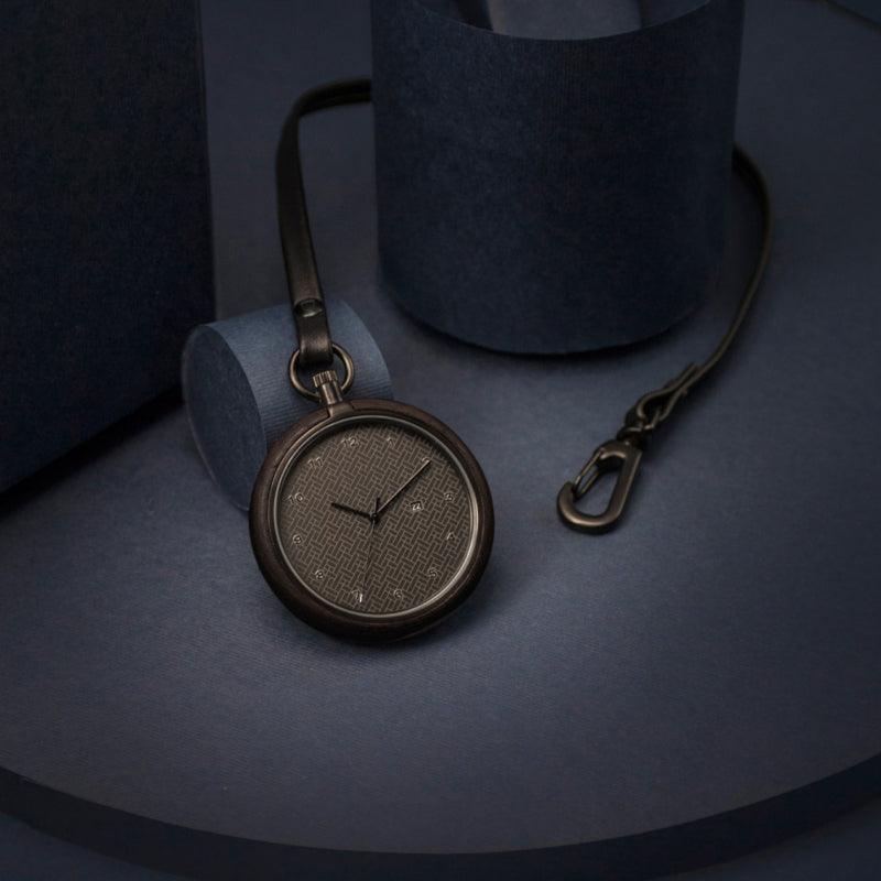 Auteur Watches Memento Midnight - Ebbenhout en Zwart Staal Zakhorloge 44mm - horlogeoutlet.nl