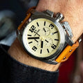 TW Steel TW1010 Canteen Chronograaf Herenhorloge 46mm met beige wijzerplaat, bruine leren band en roestvrijstalen kast. Stijlvol herenhorloge voor modebewuste mannen.