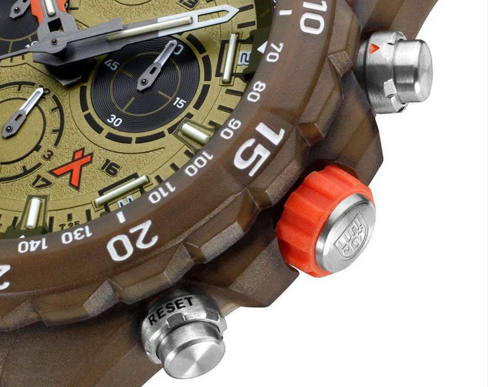 Detail van de Luminox Bear Grylls Survival ECO Master horloge XB.3757 ECO 45mm met bruine kast, oranje kroon en RESET-knop. Swiss Made herenhorloge voor outdoor gebruik.