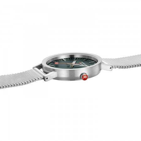 Mondaine Classic Spoorweg Horloge 36mm M660.30314.60SBJ met groen wijzerplaat en zilveren mesh band, dames horloge met Zwitsers quartz uurwerk.