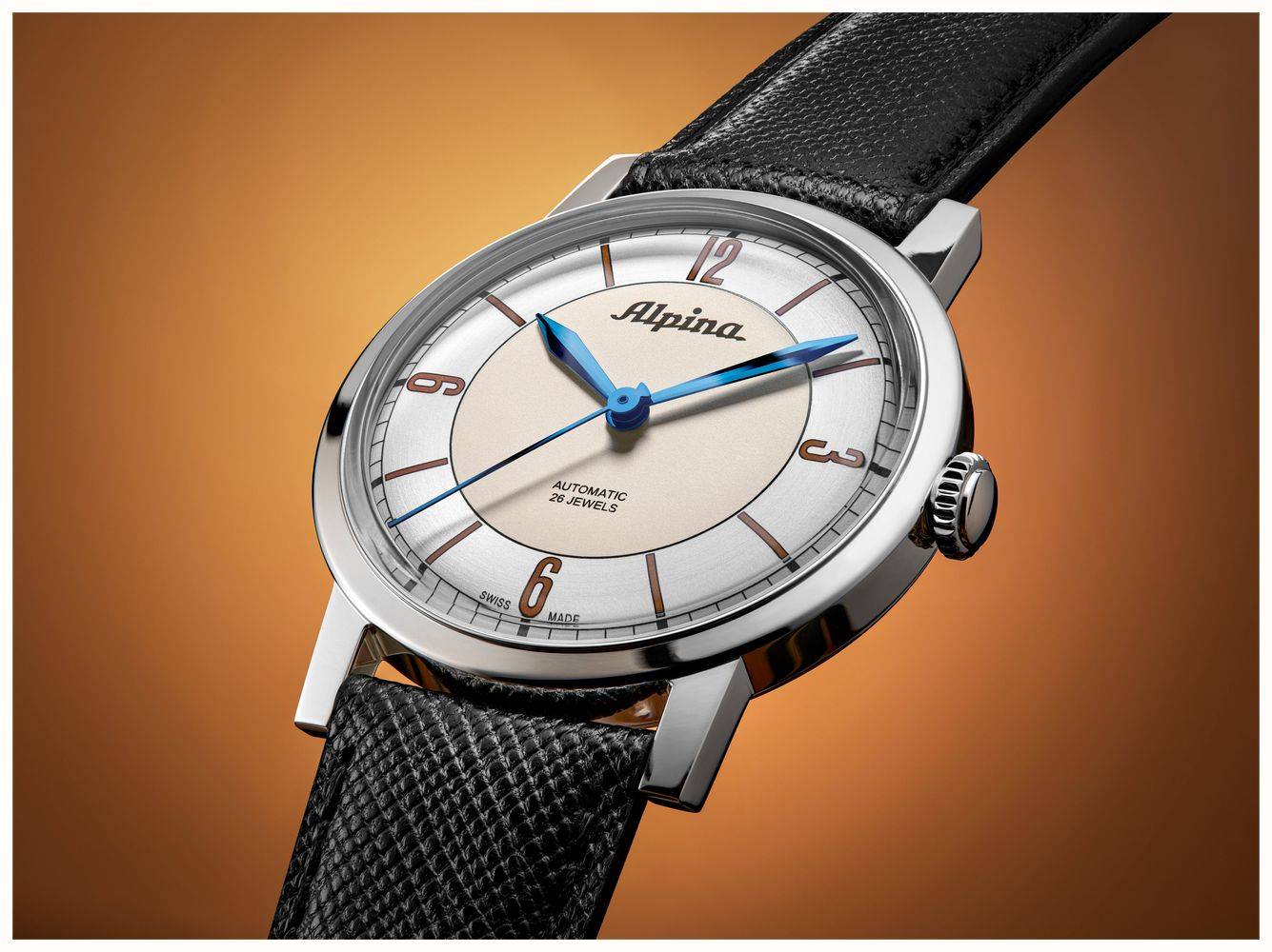 Alpina Heritage Startimer Pilot Automatic horloge 38mm met zilverkleurige wijzerplaat, blauwe wijzers en zwarte leren band. Stijlvol herenhorloge met Swiss Made automatisch uurwerk.