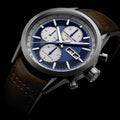 Raymond Weil Freelancer herenhorloge 42mm met blauwe wijzerplaat, chronograaf en bruine lederen band. Luxe Zwitsers horloge voor stijlvolle mannen.