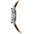 Zijaanzicht van de Raymond Weil Freelancer Herenhorloge 42mm met bruine lederen band en roestvrijstalen kast, Swiss Made chronograaf.